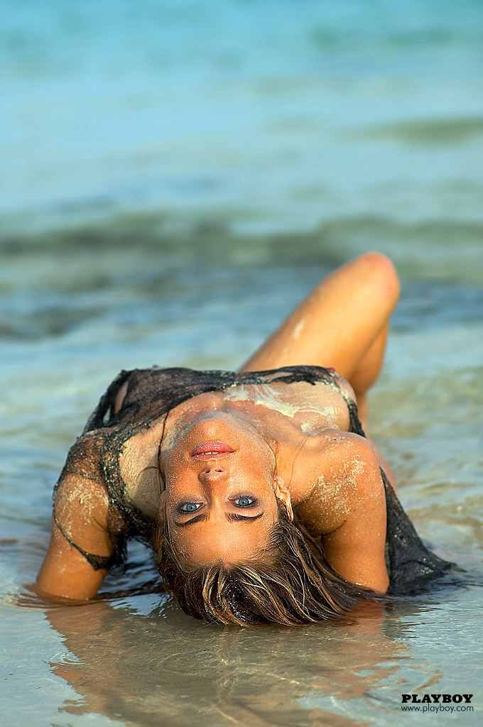 Сексуальная девушка на пляже 